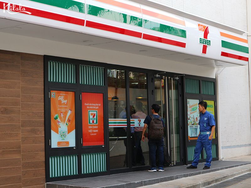 7 Eleven bên ngoài cửa hàng